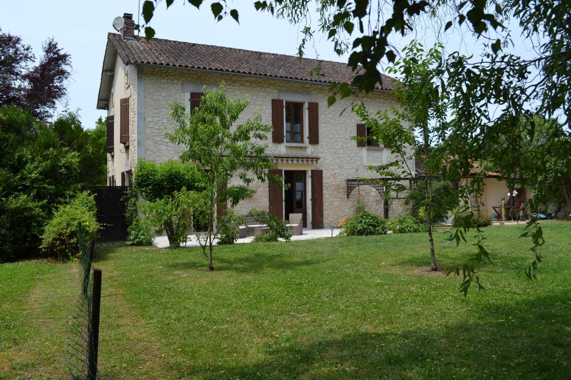 Les Bruyeres B&B 2 Montbron エクステリア 写真